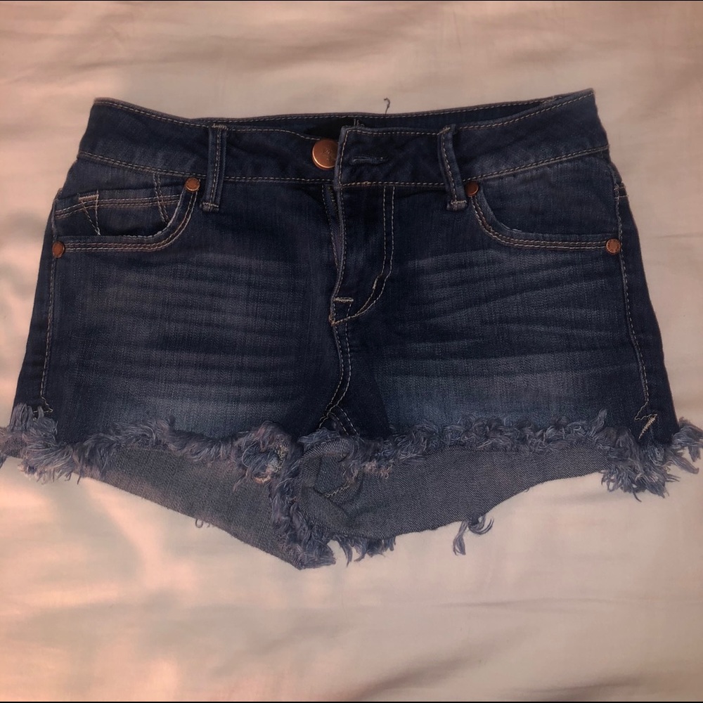 1822 DENIM DARK WASH FRAYED DENIM SHORTS!